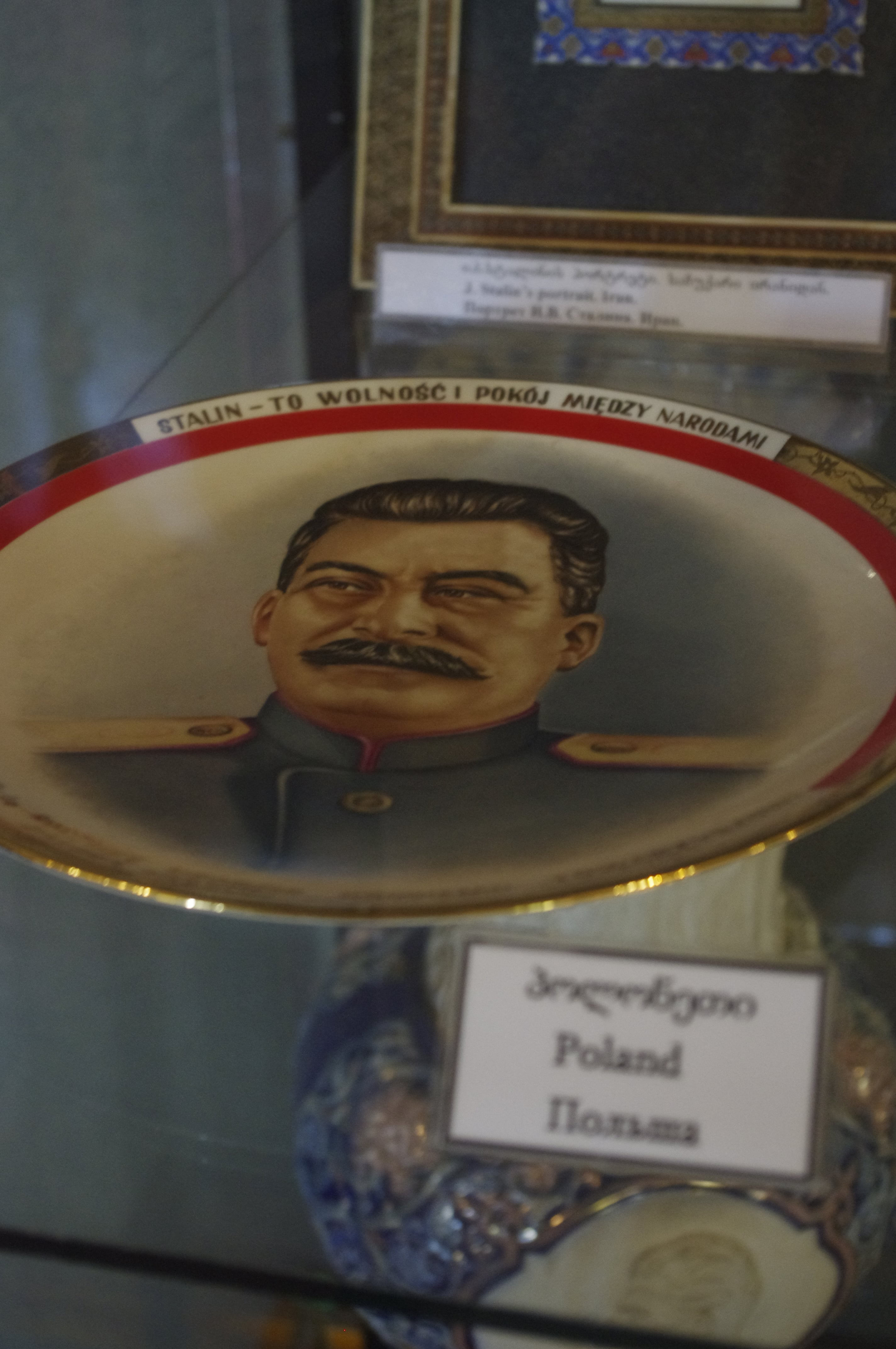 Photo montrant Assiette polonaise à l\'effigie de Staline au musée Staline de Goria