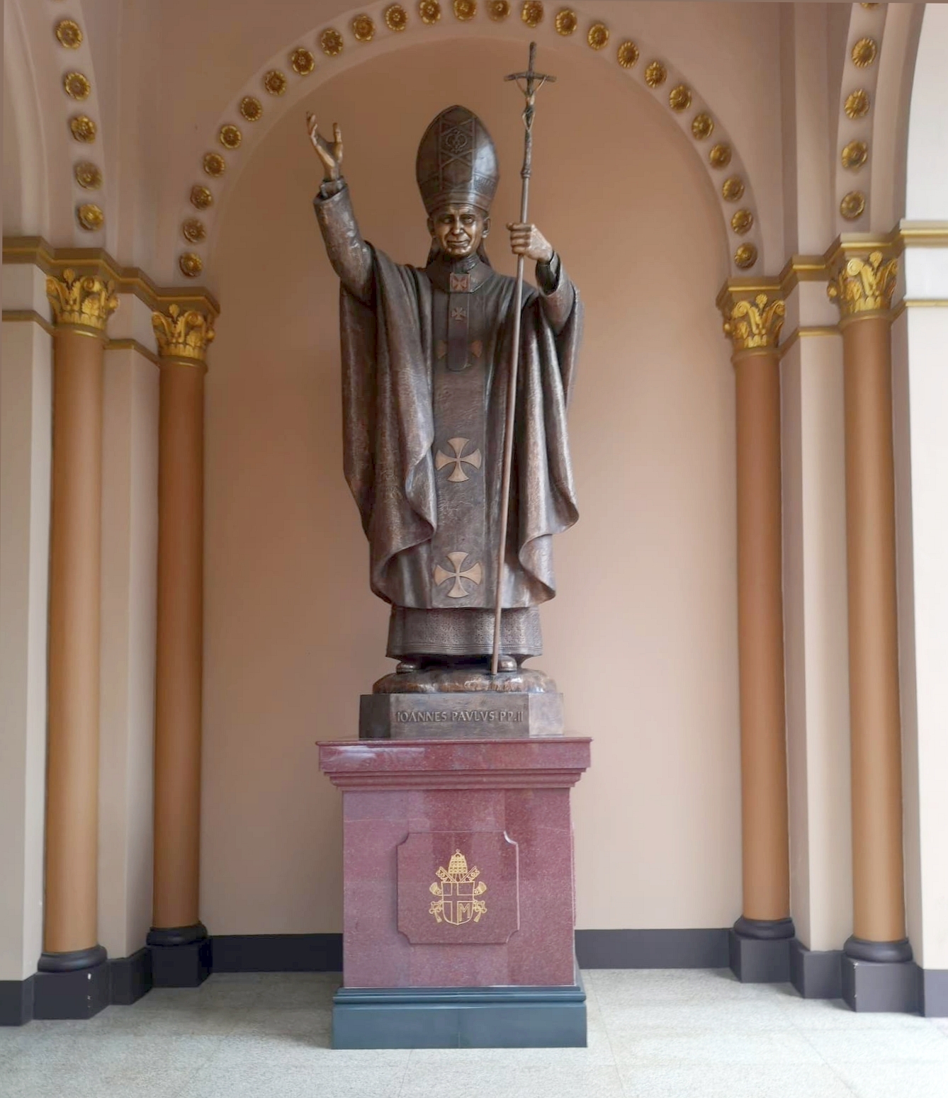 Fotografia przedstawiająca Pomnik Jana Pawła II w Bangkoku