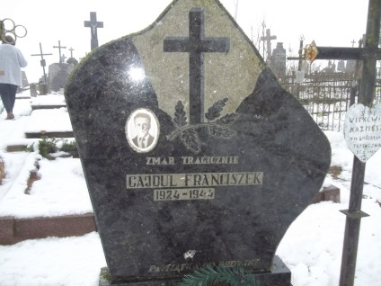 Nagrobek Franciszka Gajdula, który zmarł tragicznie w 1944 roku, z krzyżem i portretem. Obok nagrobek Kazimierza Witkiewicza, również oznaczony jako zmarły tragicznie.