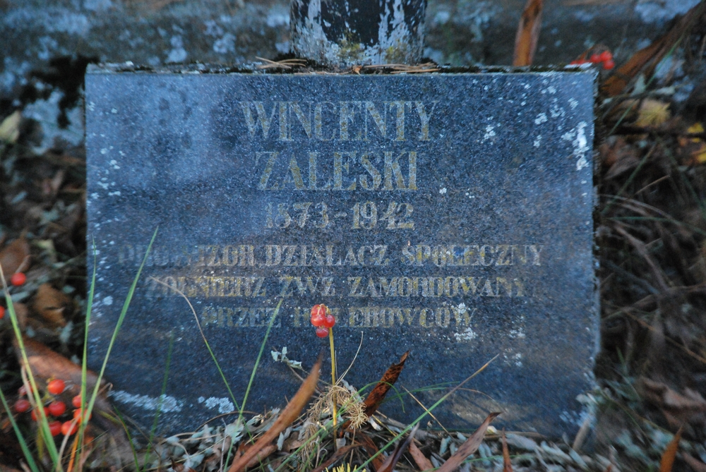 Fotografia przedstawiająca Grób Wincentego Zaleskiego, żołnierza Związku Walki Zbrojnej, na cmentarzu katolickim