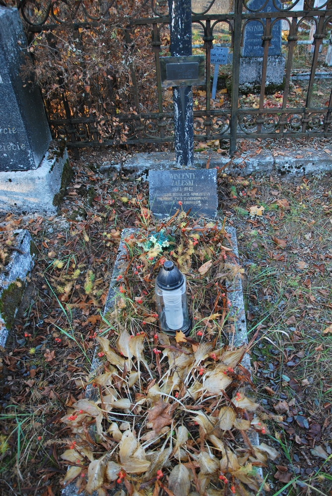 Fotografia przedstawiająca Grób Wincentego Zaleskiego, żołnierza Związku Walki Zbrojnej, na cmentarzu katolickim