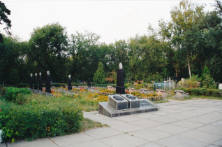 Grobowce żołnierzy polskich z 1944 r. na cmentarzu w Kijowie-Darnicy. Czarne marmurowe obeliski z białymi wazami, otoczone niskimi metalowymi płotkami. Dwie poziome płyty z polskimi orłami i nazwiskami poległych.