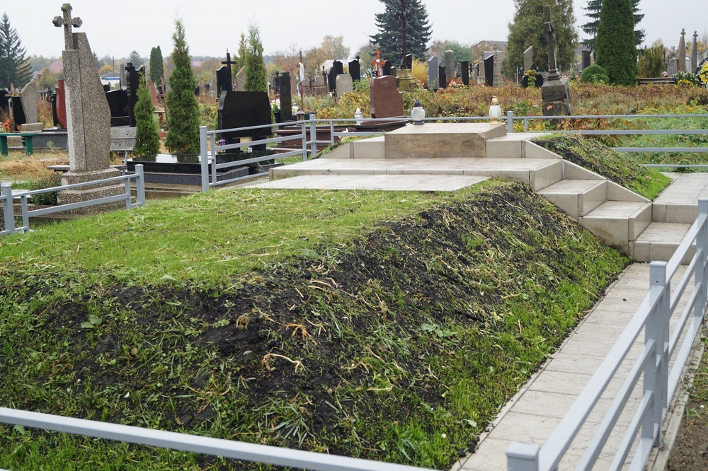Fotografia przedstawiająca Kwatera - grób i pomnik powstańców styczniowych poległych w walce o Radziwiłłów