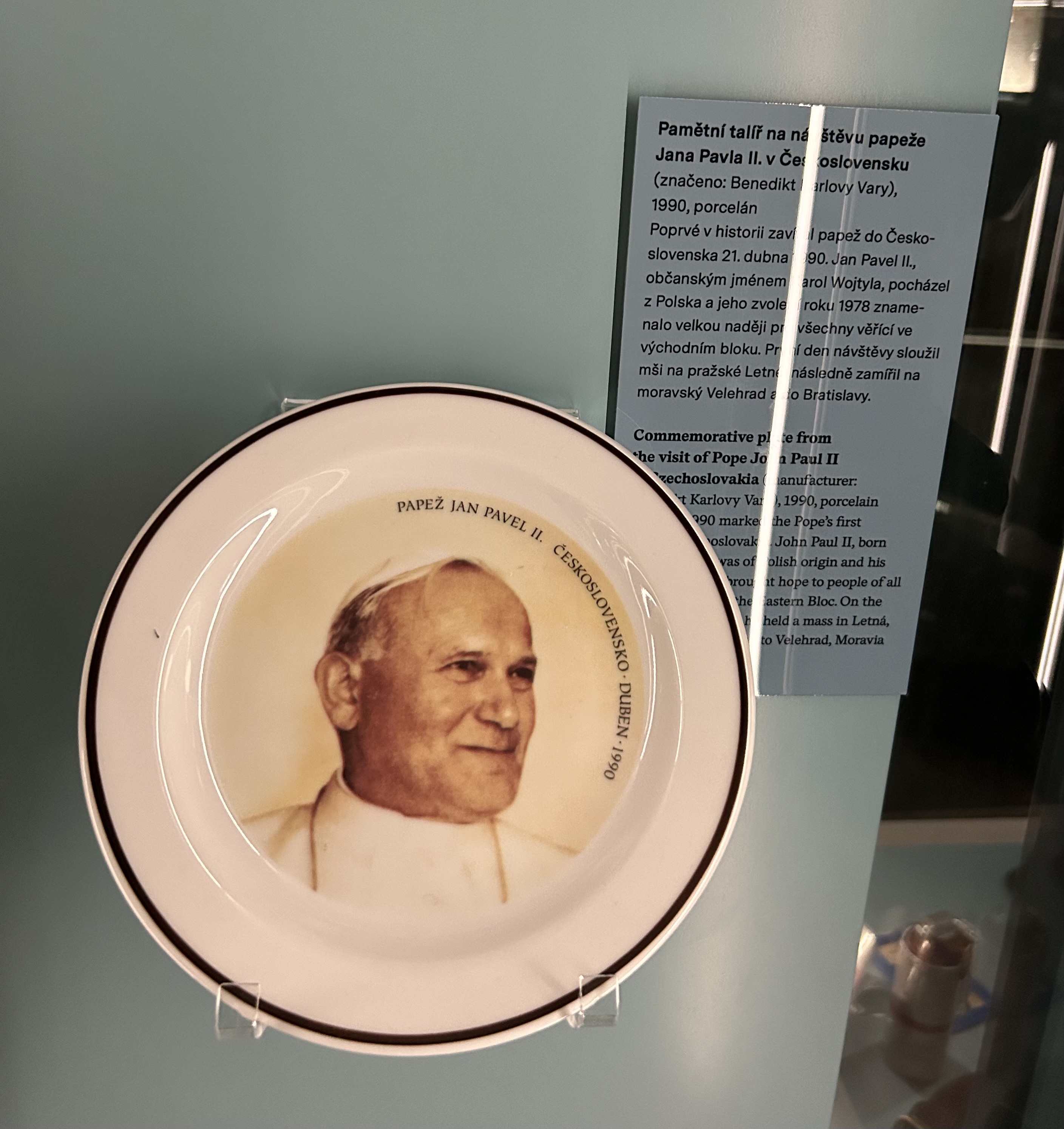 Fotografia przedstawiająca Talerz z podobizną Jana Pawła II w Muzeum Narodowym w Pradze