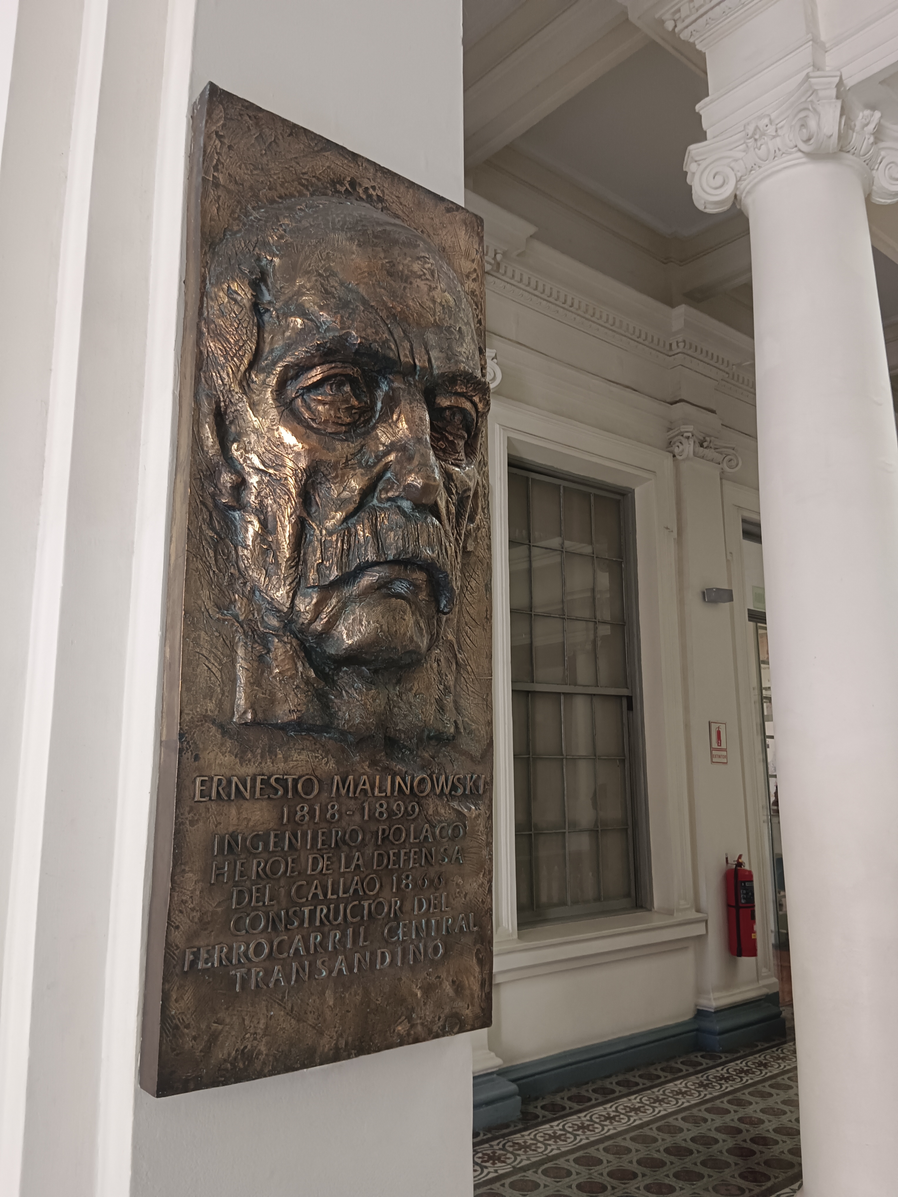 Photo montrant Bust of Ernest Malinowski at the House of Peruvian Literature in Lima
