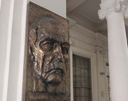 Brązowa tablica upamiętniająca Ernesta Malinowskiego w Domu Literatury Peruwiańskiej w Limie. Zawiera portret w reliefie i tekst o jego osiągnięciach jako polskiego inżyniera i bohatera obrony Callao.