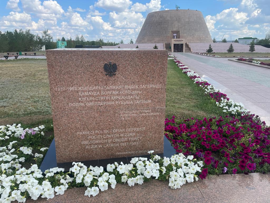 Photo showing Commemoration of the Polish women imprisoned in the labour camp ALZIR in Akmol