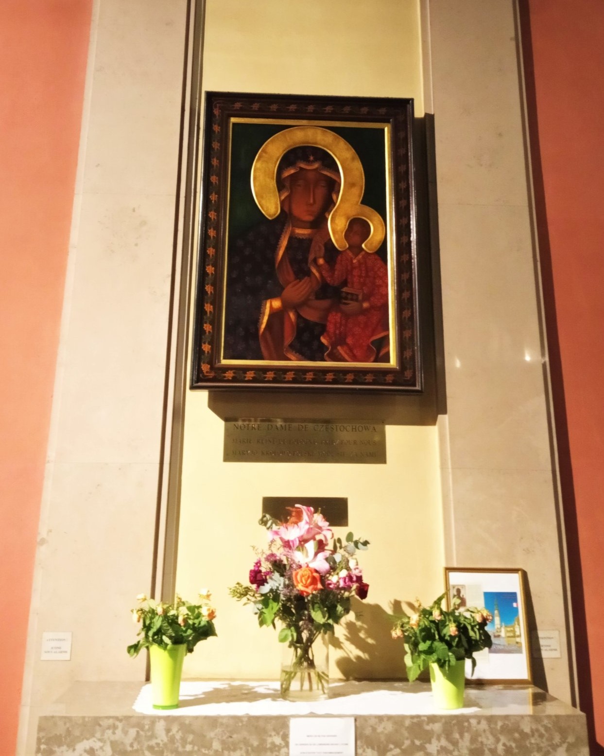 Fotografia przedstawiająca Obraz Matki Boskiej Częstochowskiej w bazylice Notre Dame de Fourvière w Lyonie