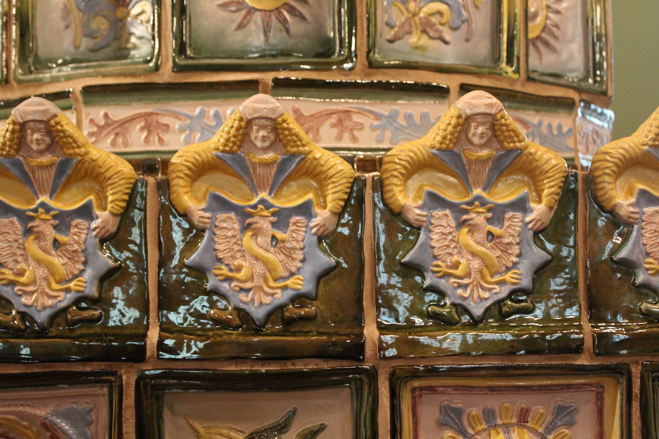 Fotografia przedstawiająca Kafel z polskim orłem w Zamku Wielkich Książąt Litewskich