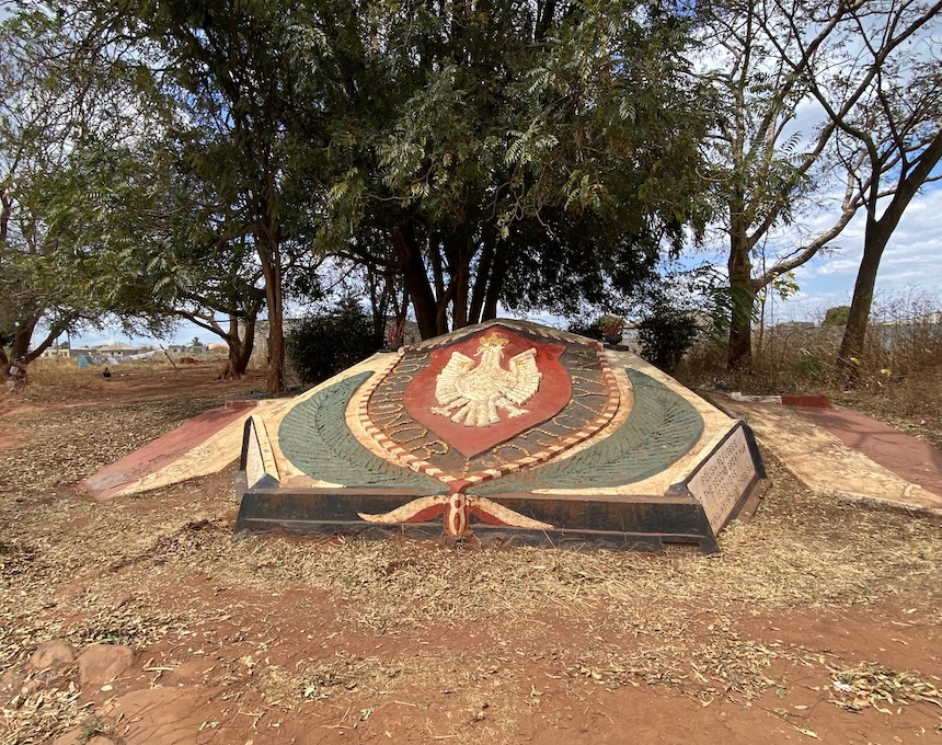 Fotografia przedstawiająca Pomnik Orła Białego w Bwana Mkubwa
