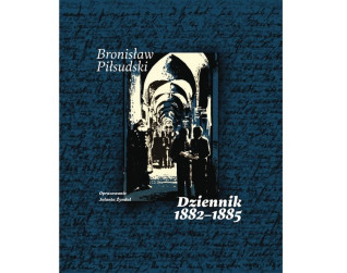 Okładka książki 'Bronisław Piłsudski. Dziennik 1882-1885' z historycznym zdjęciem ludzi w korytarzu z łukami. Tekst zawiera 'Bronisław Piłsudski' i 'Dziennik 1882-1885'.