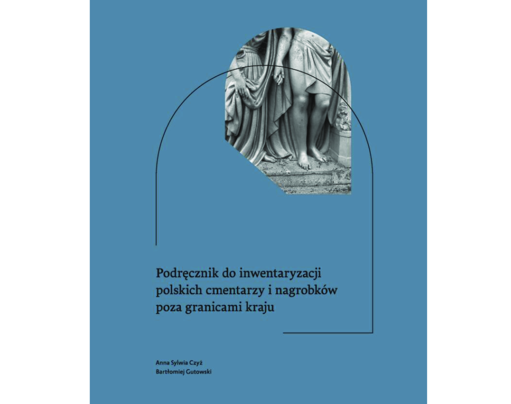 Fotografia przedstawiająca Anna Sylwia Czyż, Bartłomiej Gutowski, „Podręcznik do inwentaryzacji polskich cmentarzy i nagrobków poza granicami kraju” - publikacja Instytutu Polonika