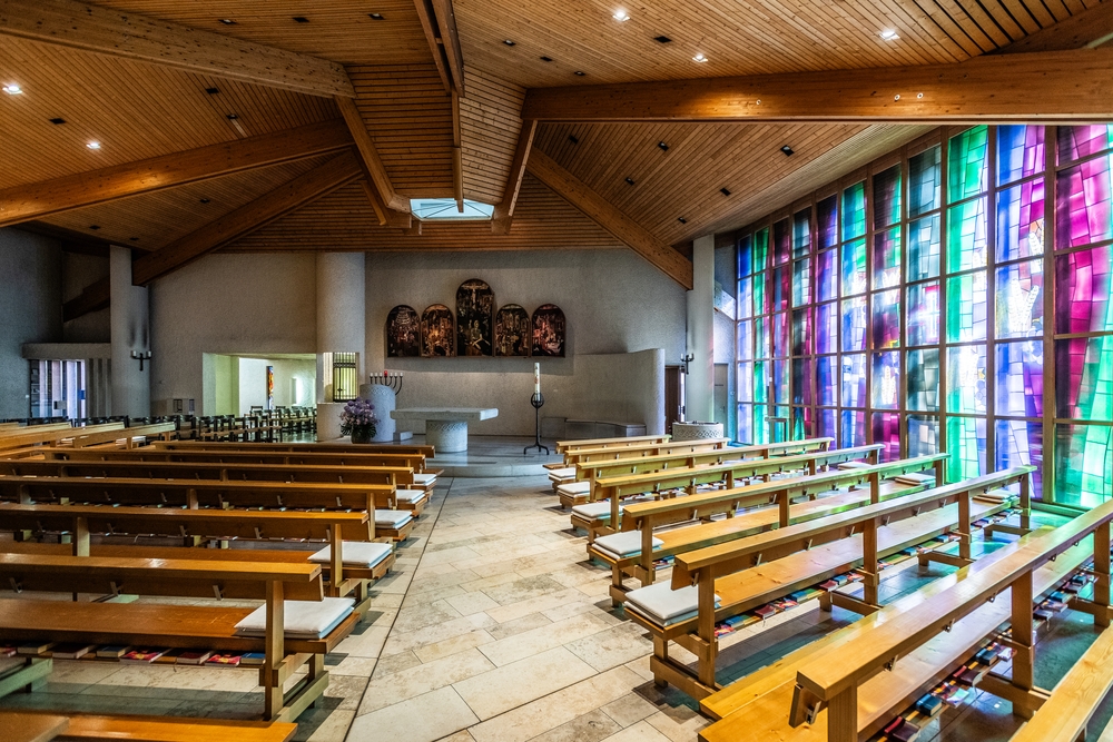 Photo montrant Altarpiece and series of stained-glass windows by Jan Janczak in the parish church of St Anne in Opfikon