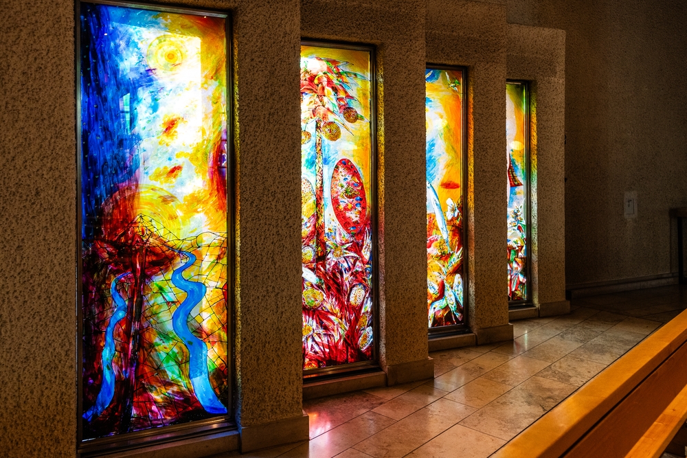 Fotografia przedstawiająca Altarpiece and series of stained-glass windows by Jan Janczak in the parish church of St Anne in Opfikon