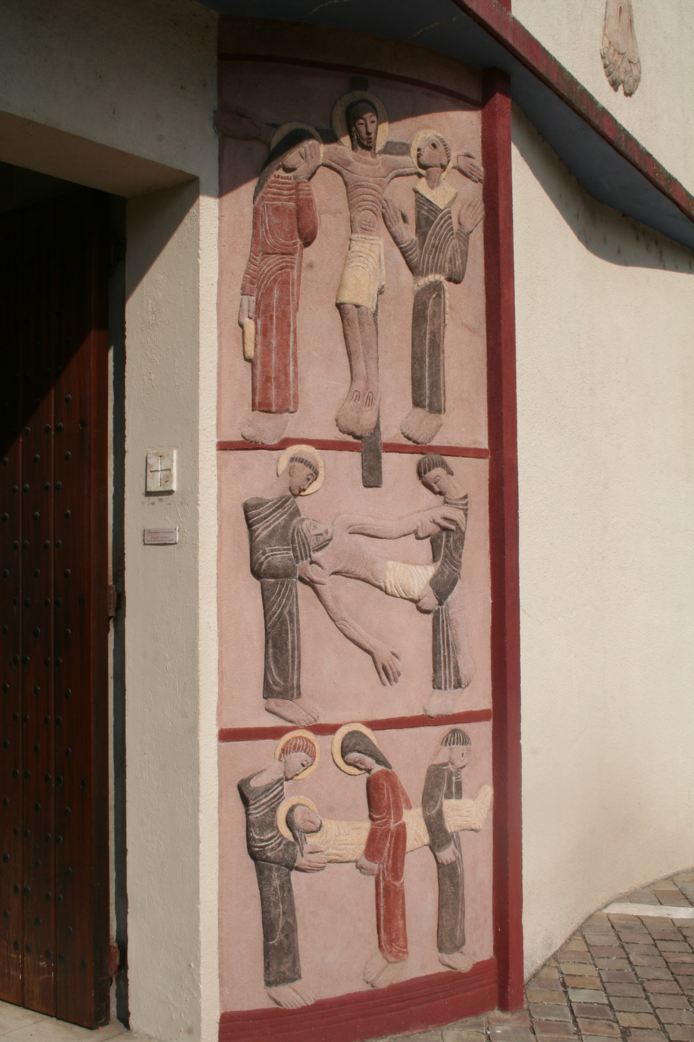 Fotografia przedstawiająca Bas-reliefs by Jean Lambert-Rucki on the façade of the Saint-Lazare church in Lèves