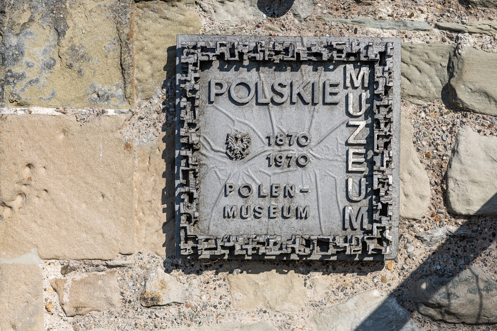 Fotografia przedstawiająca Tablica upamiętniająca stulecie założenia Muzeum Polskiego w Rapperswilu