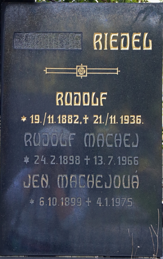 Photo montrant Tombstone of the Riedel and Machej families