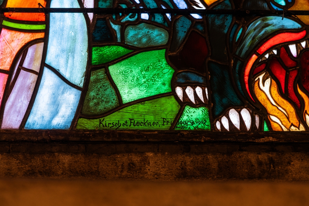 Fotografia przedstawiająca Stained glass window \"Christ the Judge\" by Józef Mehoffer in the Saint-Martin church in Onnens