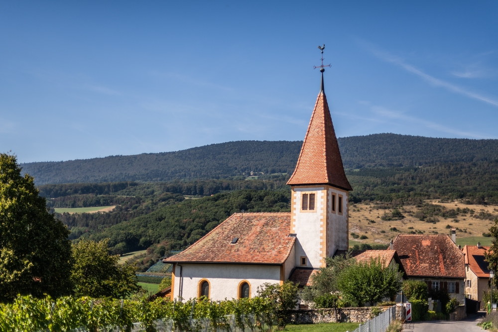 Fotografia przedstawiająca Witraż „Chrystus Sędzia” Józefa Mehoffera w kościele Saint-Martin w Onnens