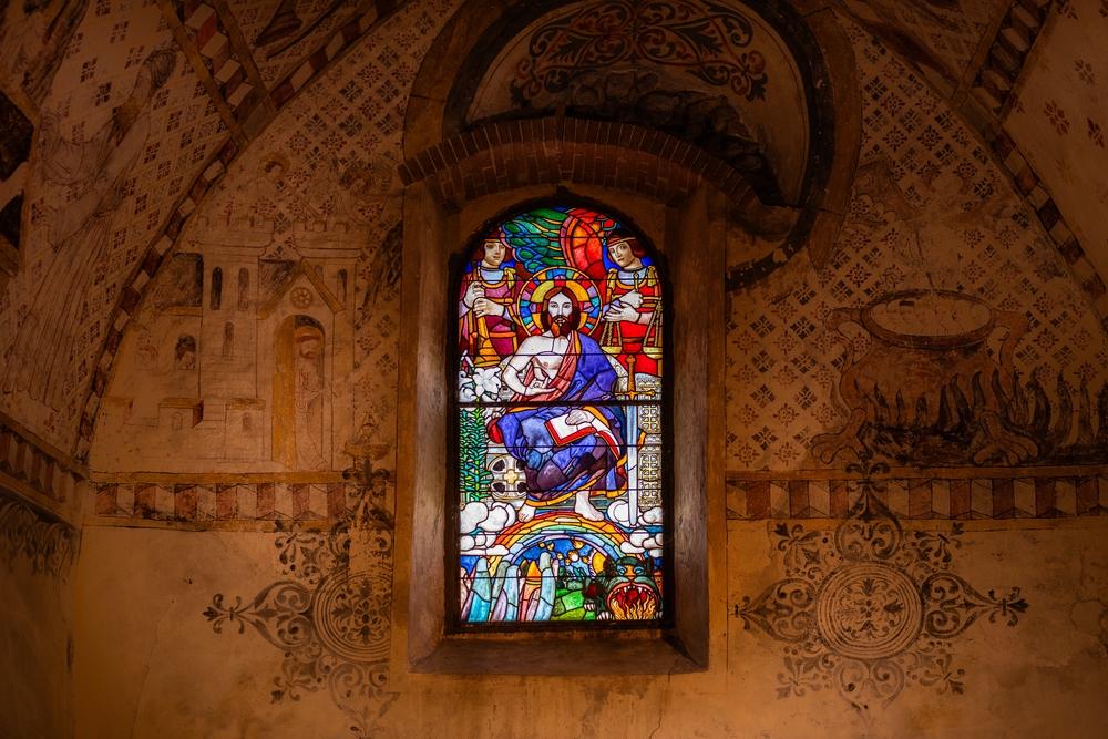 Fotografia przedstawiająca Stained glass window \"Christ the Judge\" by Józef Mehoffer in the Saint-Martin church in Onnens