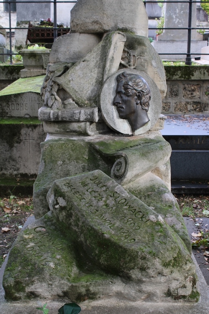 Fotografia przedstawiająca Nagrobek Juliusza Słowackiego na cmentarzu Montmartre w Paryżu