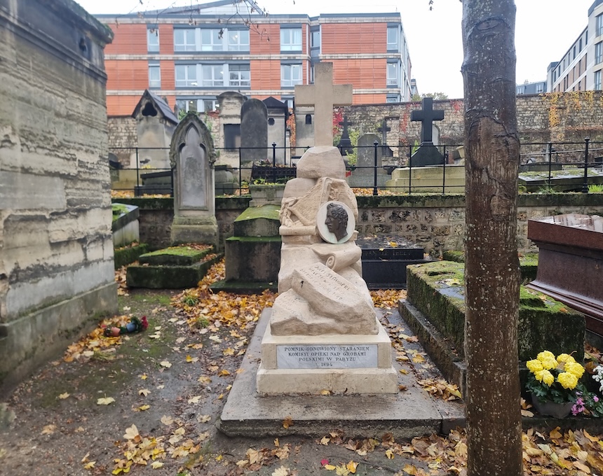 Fotografia przedstawiająca Nagrobek Juliusza Słowackiego na cmentarzu Montmartre w Paryżu