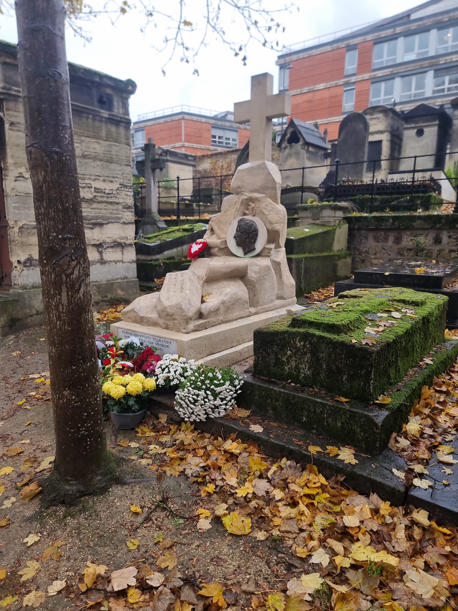 Fotografia przedstawiająca Nagrobek Juliusza Słowackiego na cmentarzu Montmartre w Paryżu