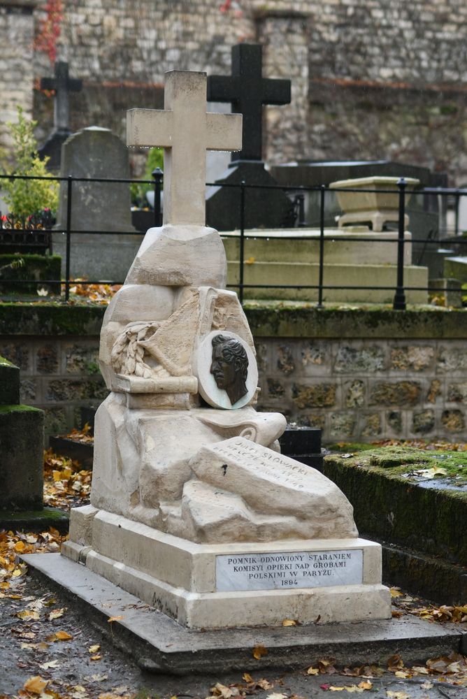 Fotografia przedstawiająca Nagrobek Juliusza Słowackiego na cmentarzu Montmartre w Paryżu