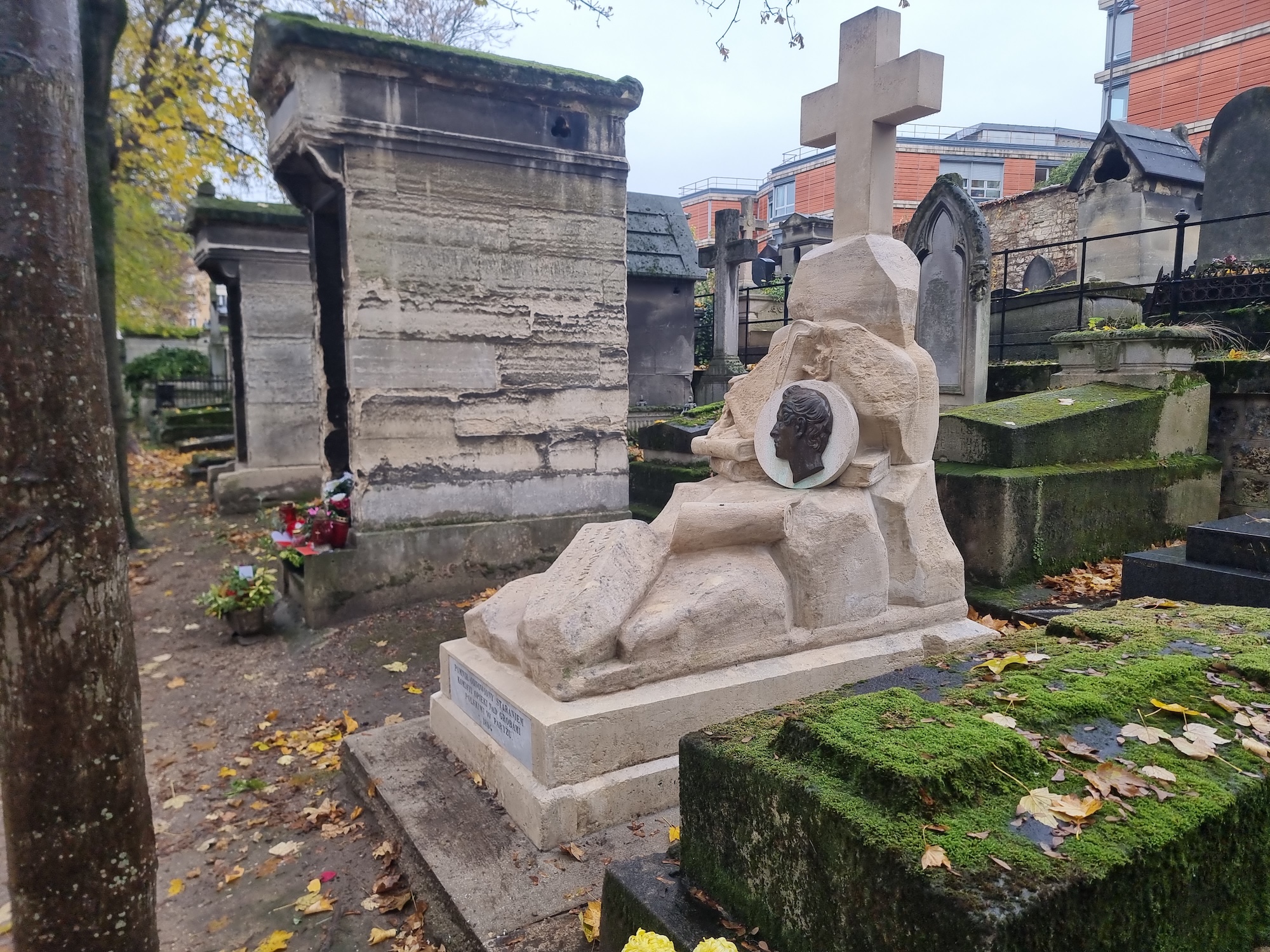 Fotografia przedstawiająca Nagrobek Juliusza Słowackiego na cmentarzu Montmartre w Paryżu