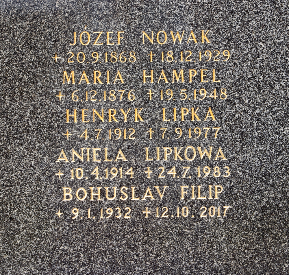 Photo montrant Tombstone of Jozef Nowak, Maria Hampel, Henrik and Aniela Lipka and Bohuslav Filip