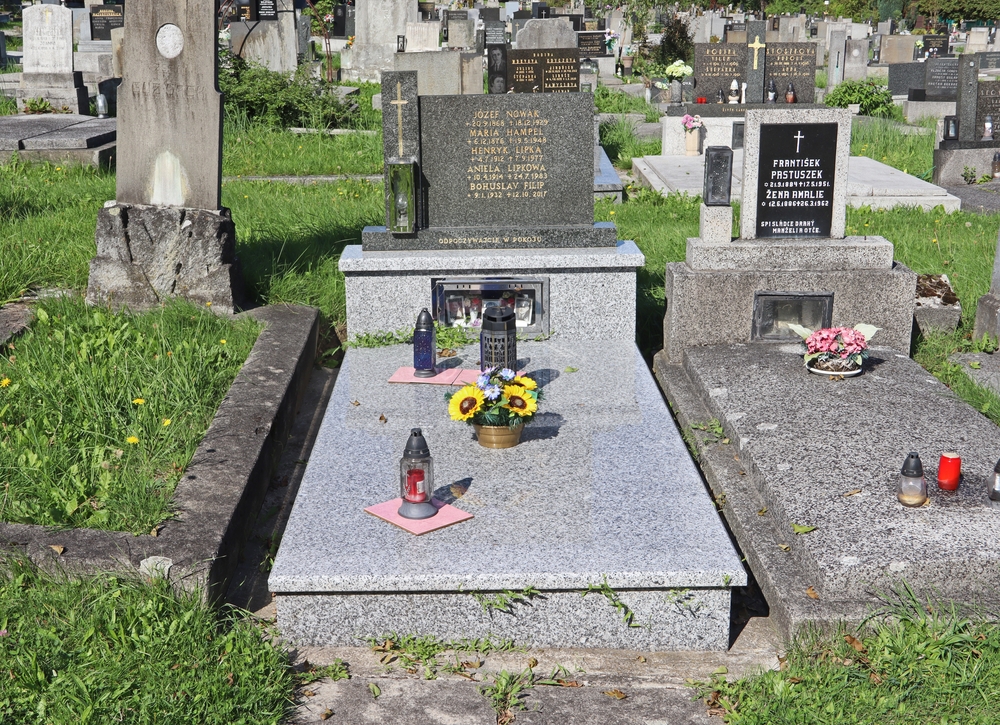 Photo montrant Tombstone of Jozef Nowak, Maria Hampel, Henrik and Aniela Lipka and Bohuslav Filip