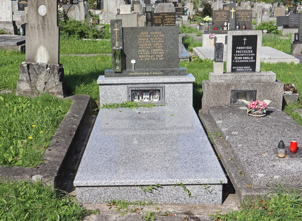 Photo montrant Tombstone of Jozef Nowak, Maria Hampel, Henrik and Aniela Lipka and Bohuslav Filip