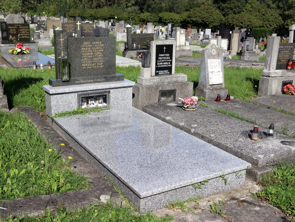 Photo montrant Tombstone of Jozef Nowak, Maria Hampel, Henrik and Aniela Lipka and Bohuslav Filip