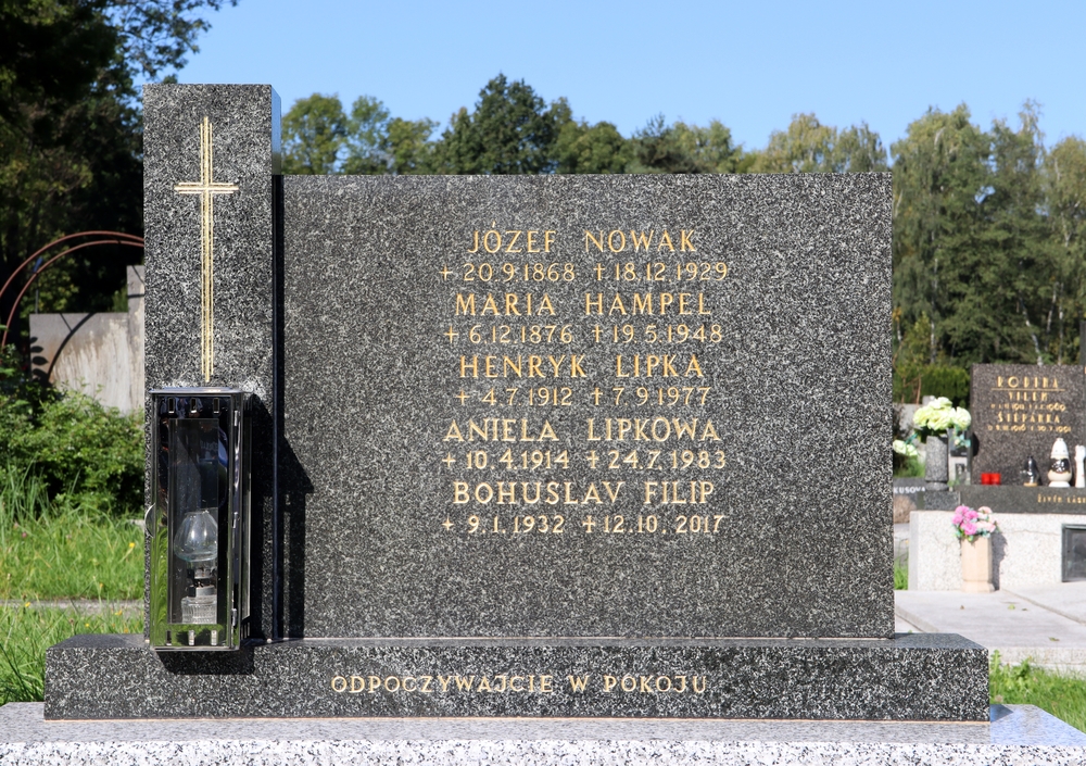 Photo montrant Tombstone of Jozef Nowak, Maria Hampel, Henrik and Aniela Lipka and Bohuslav Filip