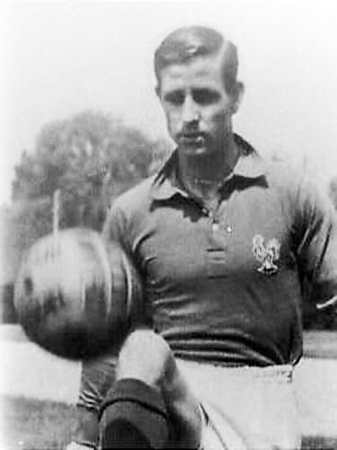 Photo montrant Raymond Kopa. Miner who became an outstanding footballer