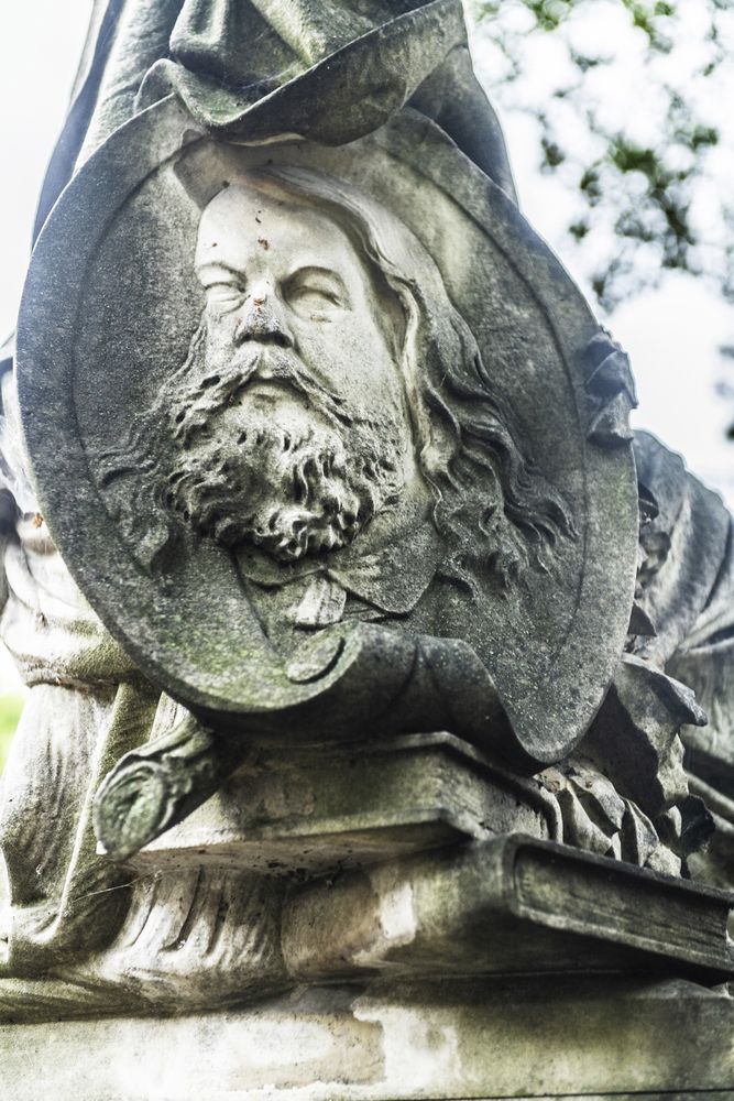 Photo montrant Pierre tombale de Théophile Gautier avec sculpture de Cyprian Godebski au cimetière de Montmartre, Paris