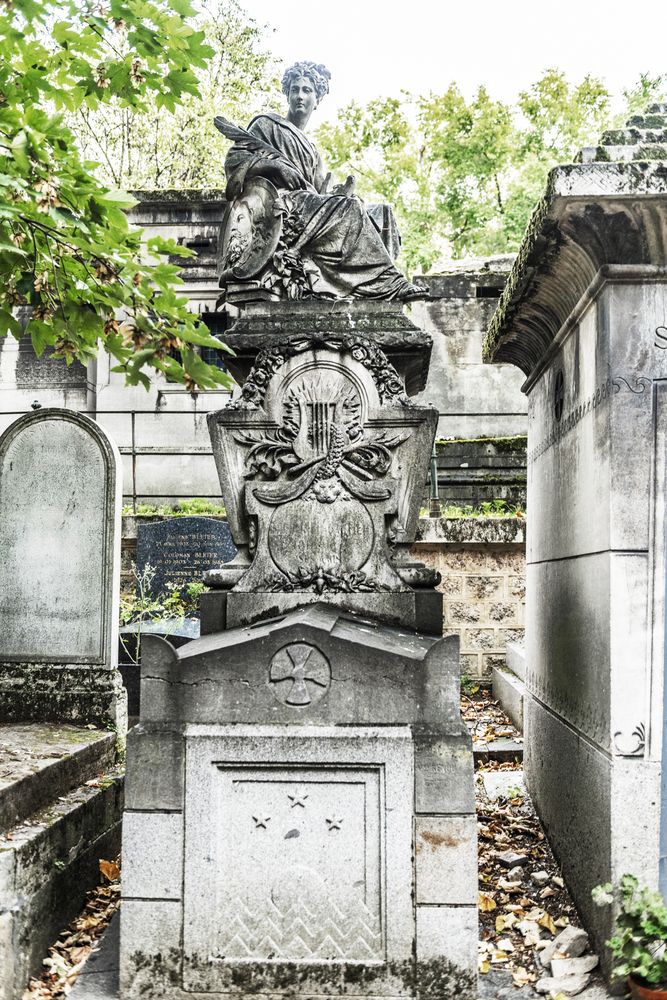 Photo montrant Pierre tombale de Théophile Gautier avec sculpture de Cyprian Godebski au cimetière de Montmartre, Paris