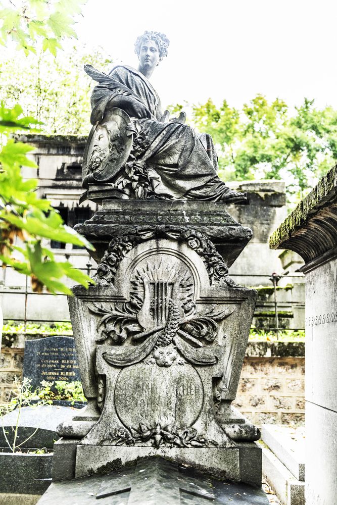 Photo montrant Pierre tombale de Théophile Gautier avec sculpture de Cyprian Godebski au cimetière de Montmartre, Paris