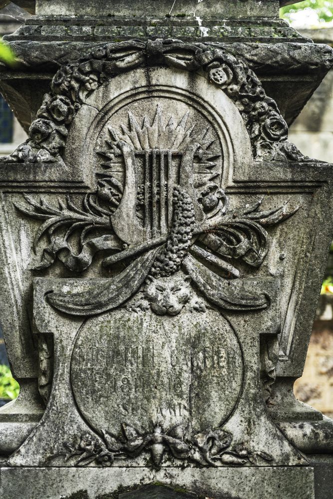 Fotografia przedstawiająca Tombstone of Théophile Gautier with sculpture of Cyprian Godebski in Montmartre cemetery, Paris