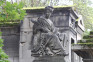 Photo montrant Pierre tombale de Théophile Gautier avec sculpture de Cyprian Godebski au cimetière de Montmartre, Paris