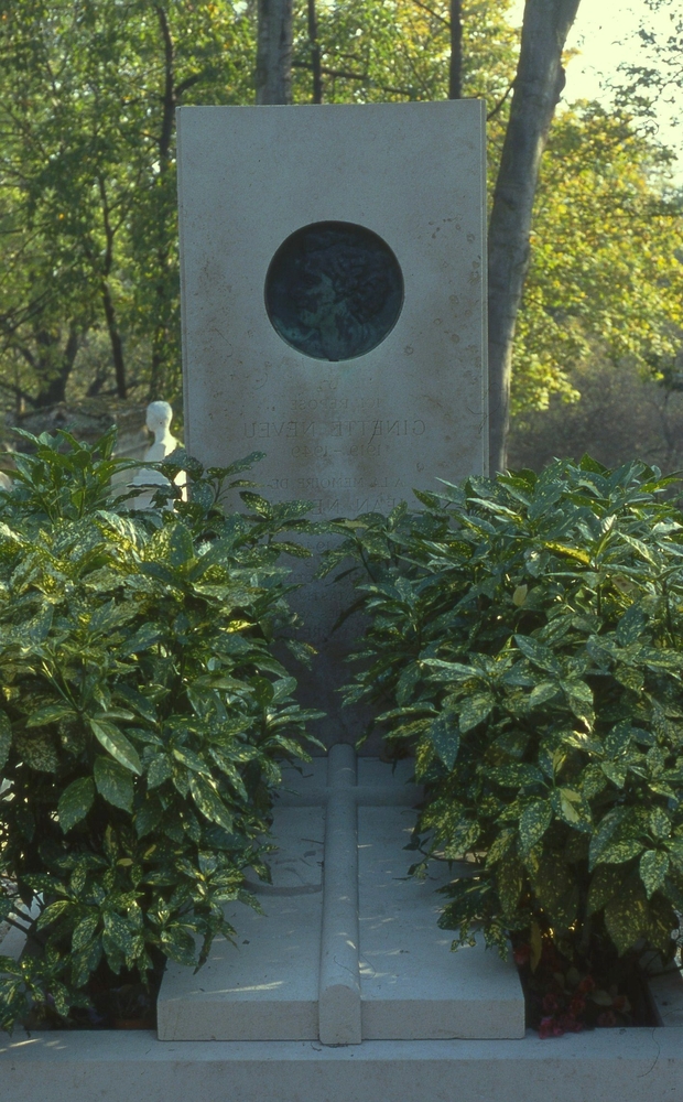 Fotografia przedstawiająca Nagrobek Ginette Neveu na cmentarzu Père-Lachaise w Paryżu