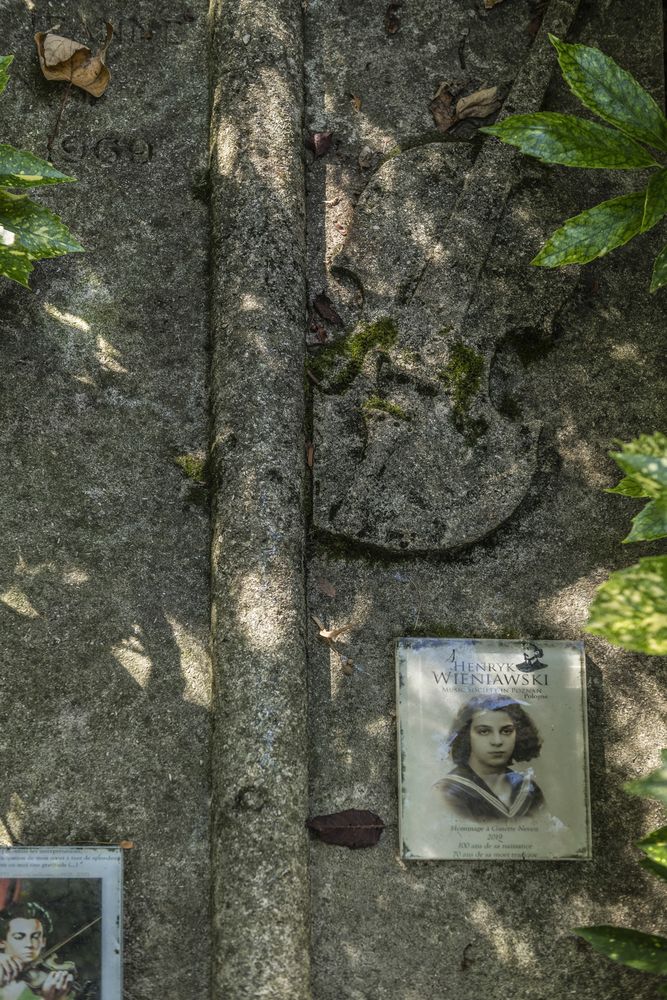 Fotografia przedstawiająca Nagrobek Ginette Neveu na cmentarzu Père-Lachaise w Paryżu