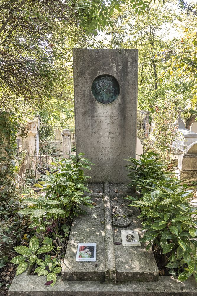 Fotografia przedstawiająca Nagrobek Ginette Neveu na cmentarzu Père-Lachaise w Paryżu