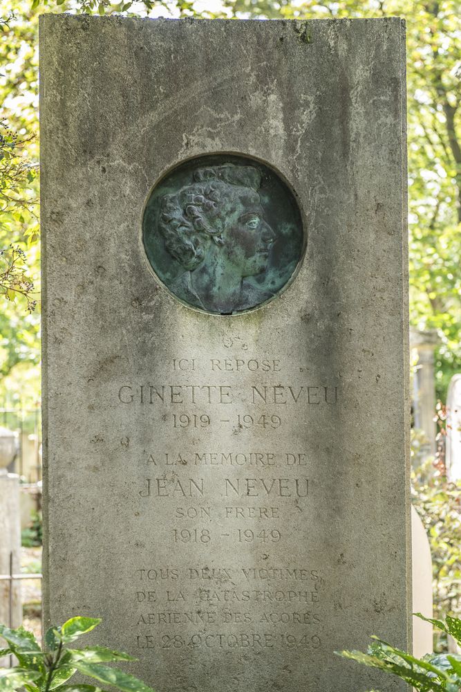 Fotografia przedstawiająca Nagrobek Ginette Neveu na cmentarzu Père-Lachaise w Paryżu