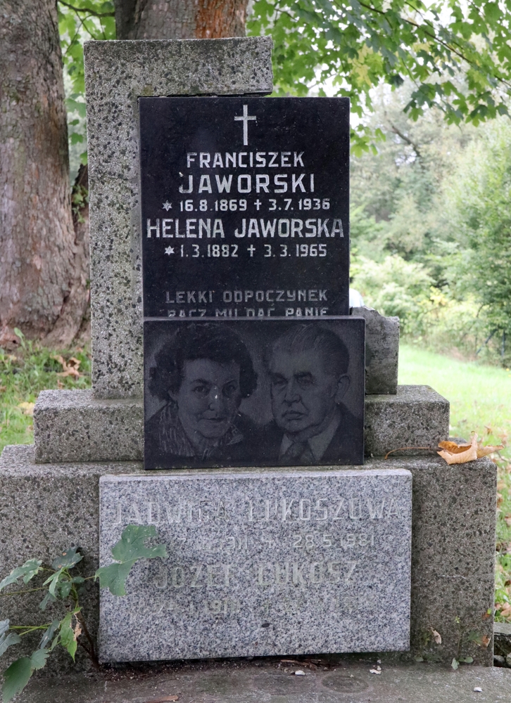 Fotografia przedstawiająca Nagrobek rodzin Jaworskich oraz Łukoszów
