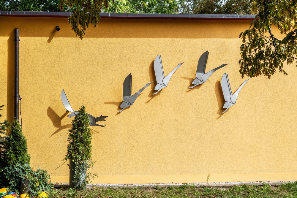 Fotografia przedstawiająca Bas-relief \"Flying swans\" by Maciej Piotrowski in Winterthur