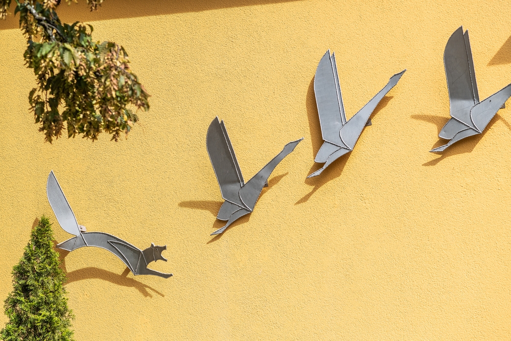 Fotografia przedstawiająca Bas-relief \"Flying swans\" by Maciej Piotrowski in Winterthur