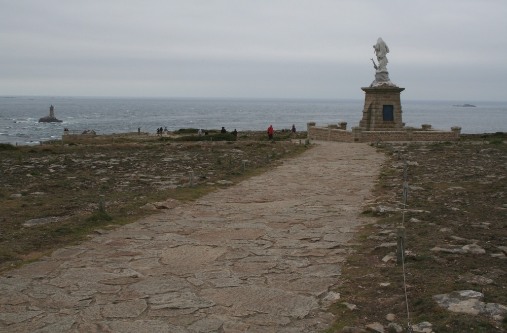 Fotografia przedstawiająca Madonna Rozbitków z Dzieciątkiem na przylądku Pointe du Raz