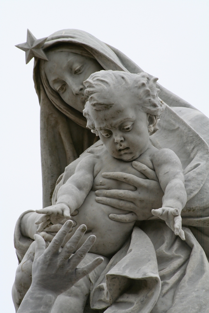 Fotografia przedstawiająca Madonna Rozbitków z Dzieciątkiem na przylądku Pointe du Raz