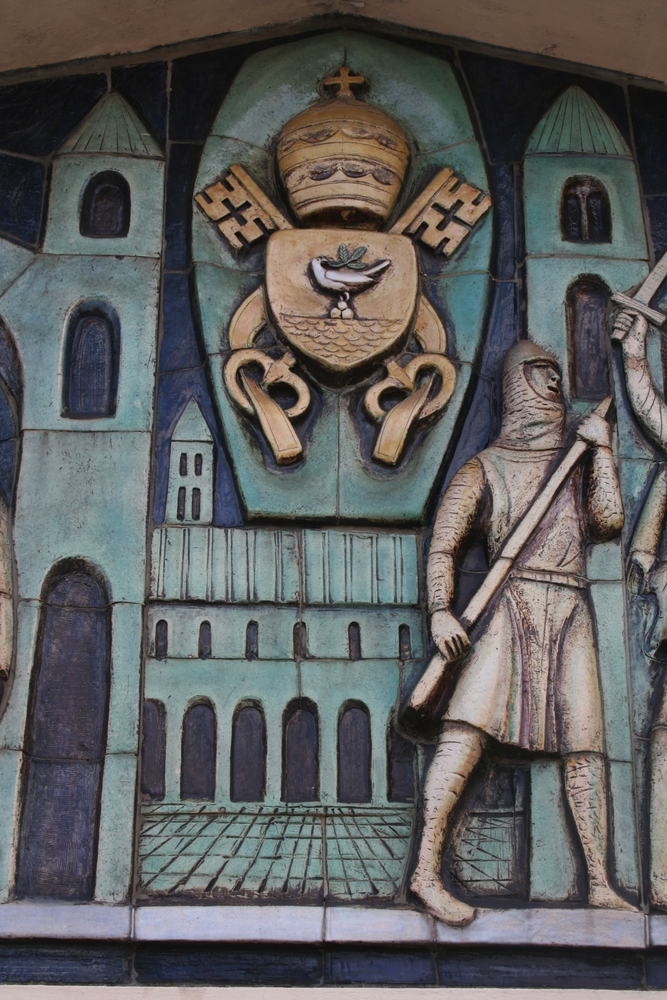 Photo montrant Tympanum with scene of the \'Martyrdom of St Thomas Becket\' at Rainham